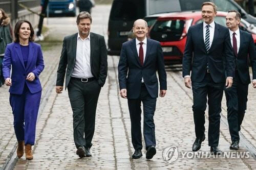 '연정 합의' 기자회견장 향하는 독일 3당 지도부[EPA 연합뉴스 자료사진]